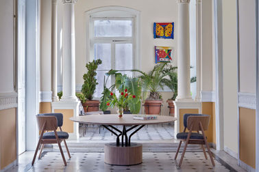 La table de salle à manger et les chaises en bois ont placé les meubles modernes de salle à manger
